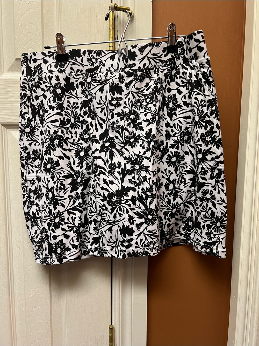 croft & barrow Black and White Floral Skort